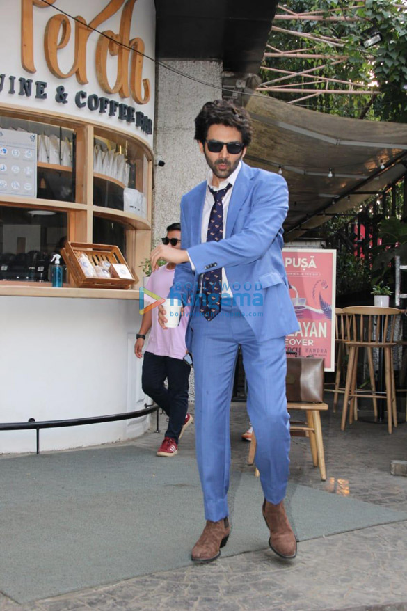 photos kartik aaryan spotted outside a cafe in khar 2