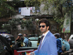 Photos: Kartik Aaryan spotted outside a cafe in Khar