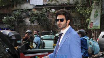 Photos: Kartik Aaryan spotted outside a cafe in Khar