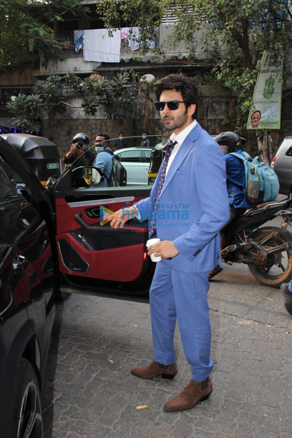 photos kartik aaryan spotted outside a cafe in khar 3