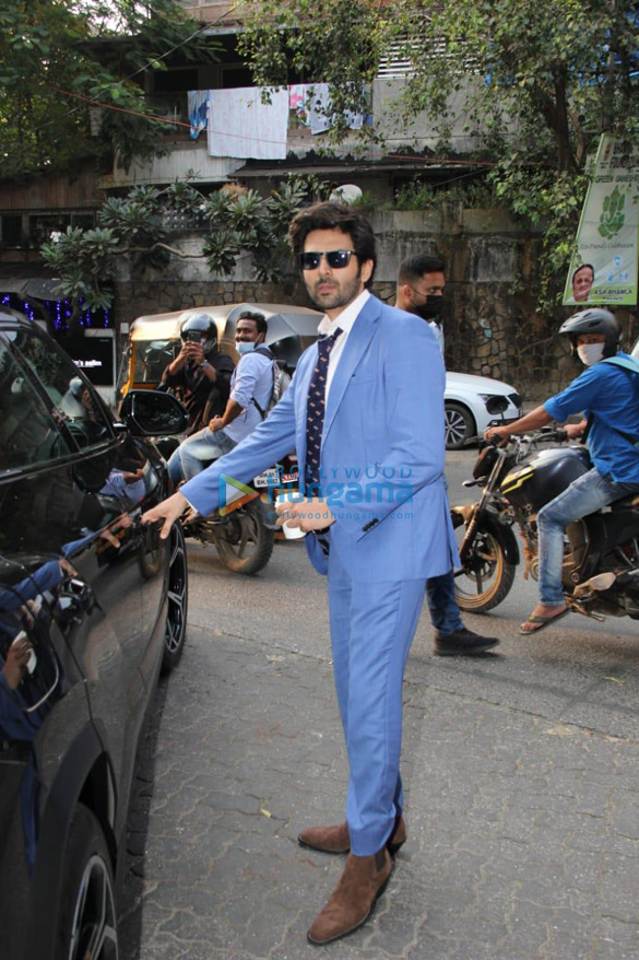 photos kartik aaryan spotted outside a cafe in khar 4
