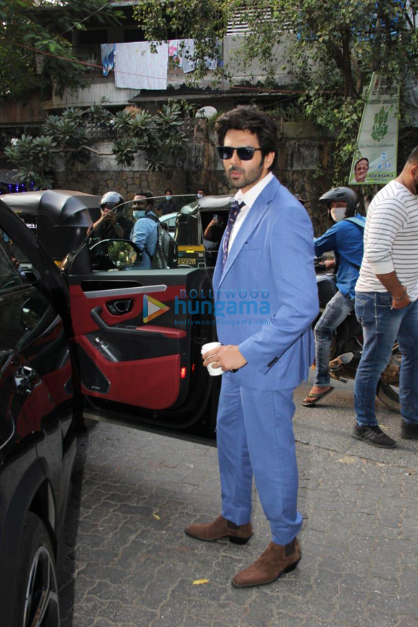 photos kartik aaryan spotted outside a cafe in khar 5