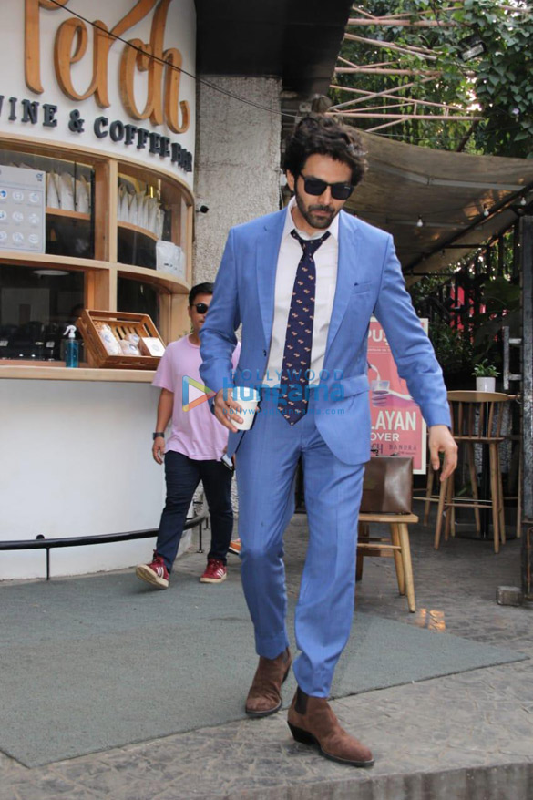 photos kartik aaryan spotted outside a cafe in khar 6