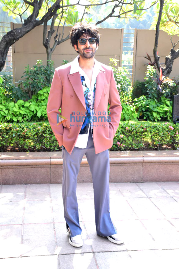 photos kartik aryan spotted at bandra 1