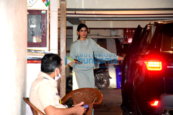 photos khushi kapoor spotted in bandra 4