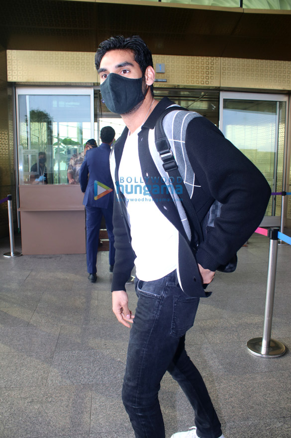 photos kriti sanon mrunal thakur ahan shetty and adnan sami snapped at the airport 3