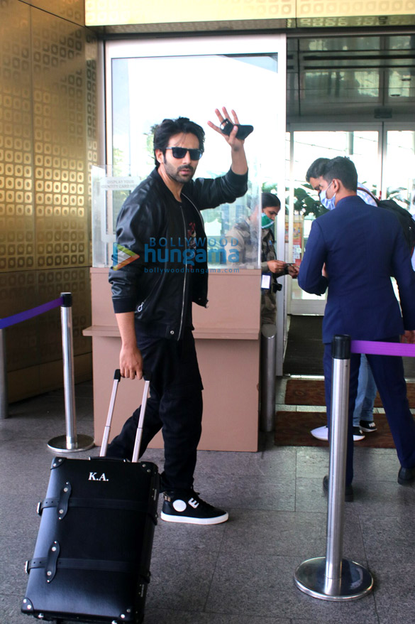 photos kriti sanon mrunal thakur ahan shetty and adnan sami snapped at the airport1 4