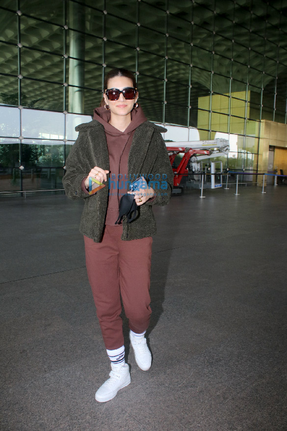 photos nora fatehi and kriti sanon snapped at the airport 2