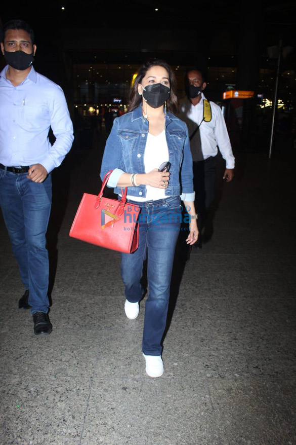 photos saiee manjrekar and madhuri dixit snapped at the airport 4