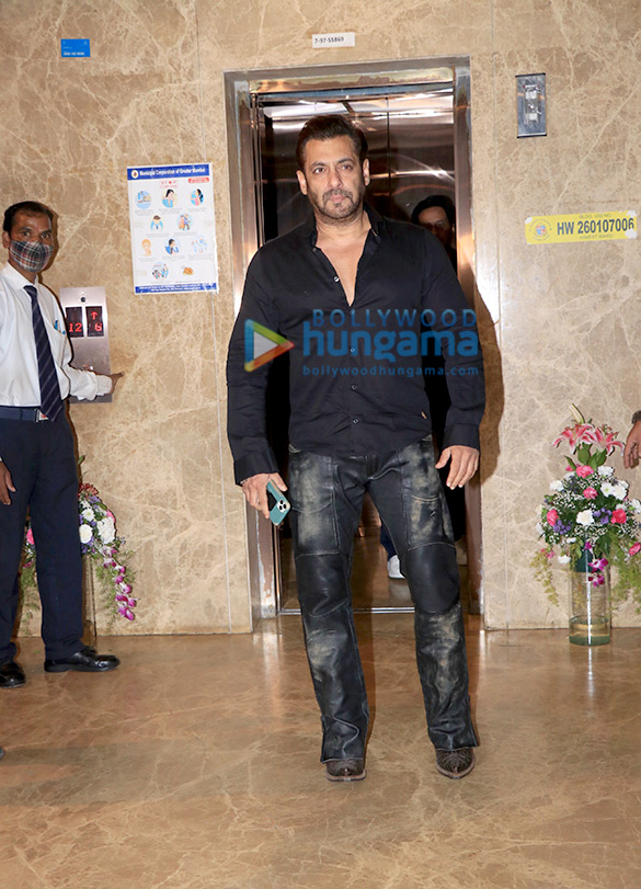 Photos: Salman Khan, Iulia Vantur and others snapped at Ramesh Taurani’s House for Diwali Party Photos: Salman Khan, Iulia Vantur and others snapped at Ramesh Taurani’s House for Diwali Party
