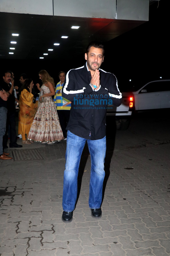 Photos: Salman Khan, Waluscha De Sousa, Aayush Sharma and others snapped at Sohail Khan’s house for Diwali party Photos: Salman Khan, Waluscha De Sousa, Aayush Sharma and others snapped at Sohail Khan’s house for Diwali party