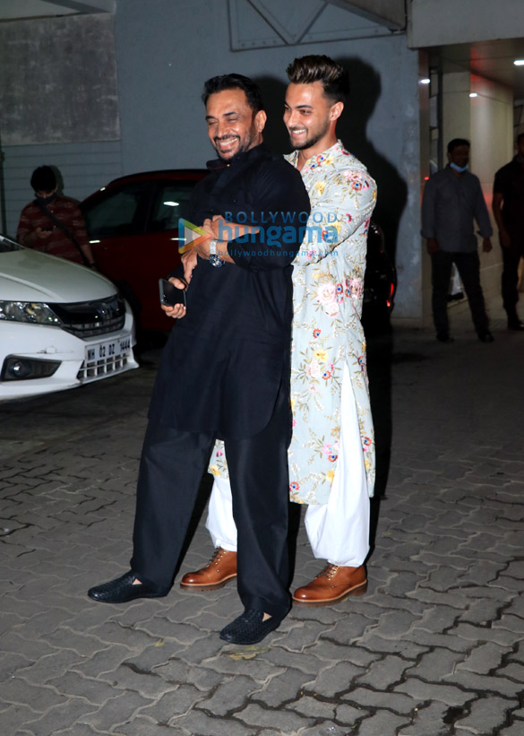 photos salman khan waluscha de sousa aayush sharma and others snapped at sohail khans house for diwali party 15