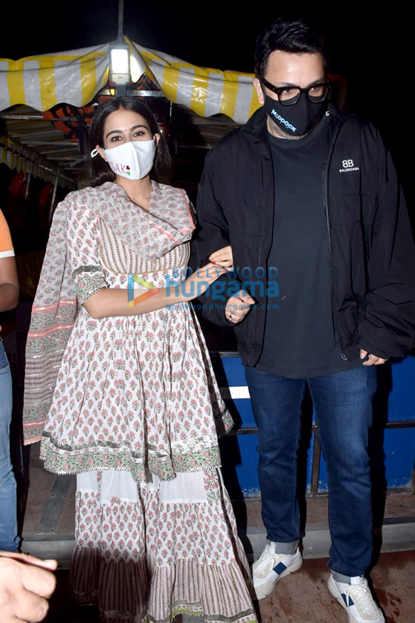 Photos: Sara Ali Khan and Dinesh Vijan snapped at Versova Jetty Photos: Sara Ali Khan and Dinesh Vijan snapped at Versova Jetty