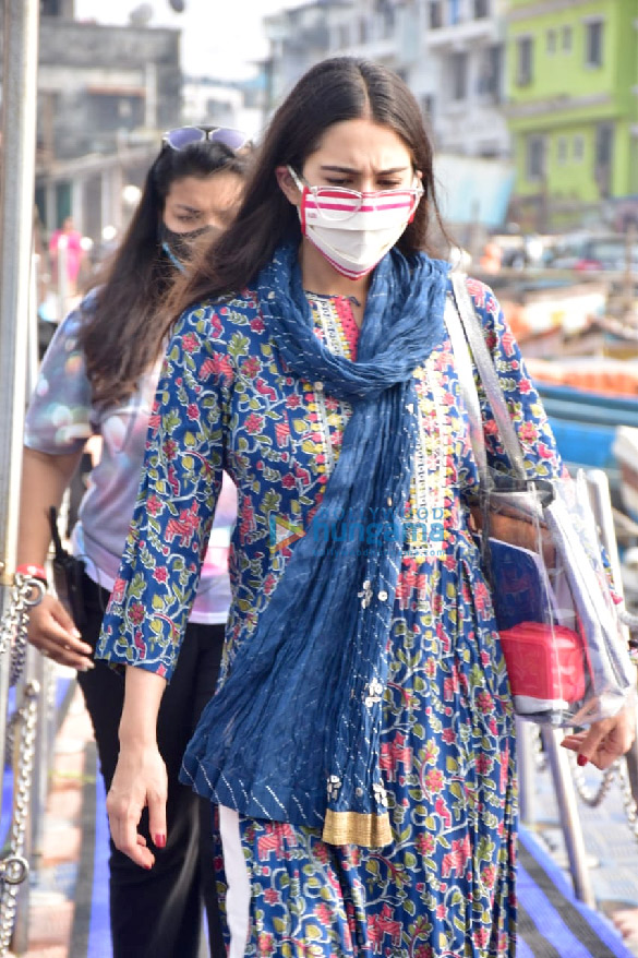 photos sara ali khan snapped at versova jetty 3