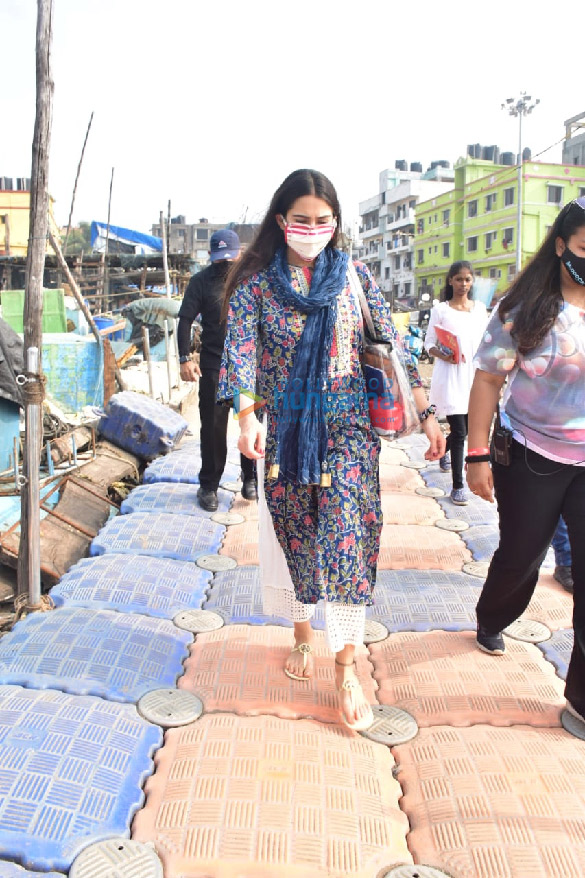 photos sara ali khan snapped at versova jetty 4
