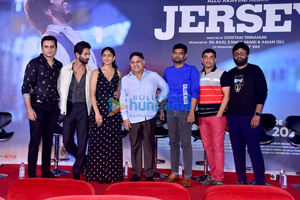 photos shahid kapoor mrunal thakur and others snapped at the trailer launch of jersey 000 1