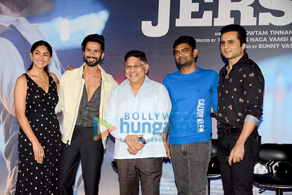 photos shahid kapoor mrunal thakur and others snapped at the trailer launch of jersey 000 2