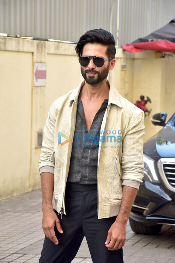 photos shahid kapoor mrunal thakur and others snapped at the trailer launch of jersey 4