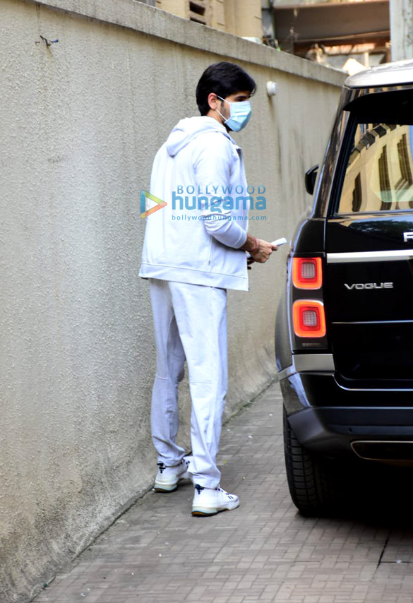 photos sidharth malhotra spotted at dharma office in bandra 1