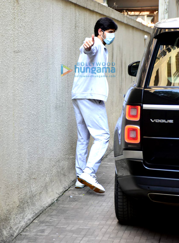 photos sidharth malhotra spotted at dharma office in bandra 4