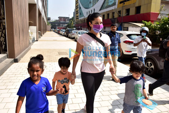 photos sunny leone snapped in andheri with her kids 4