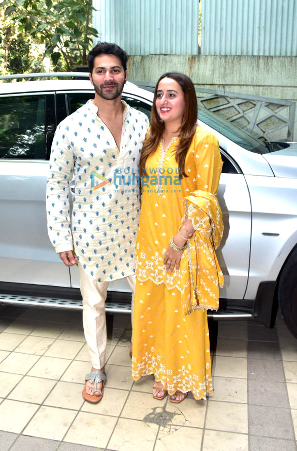 photos varun dhawan and his family snapped at david dhawans office for lakshmi puja 1