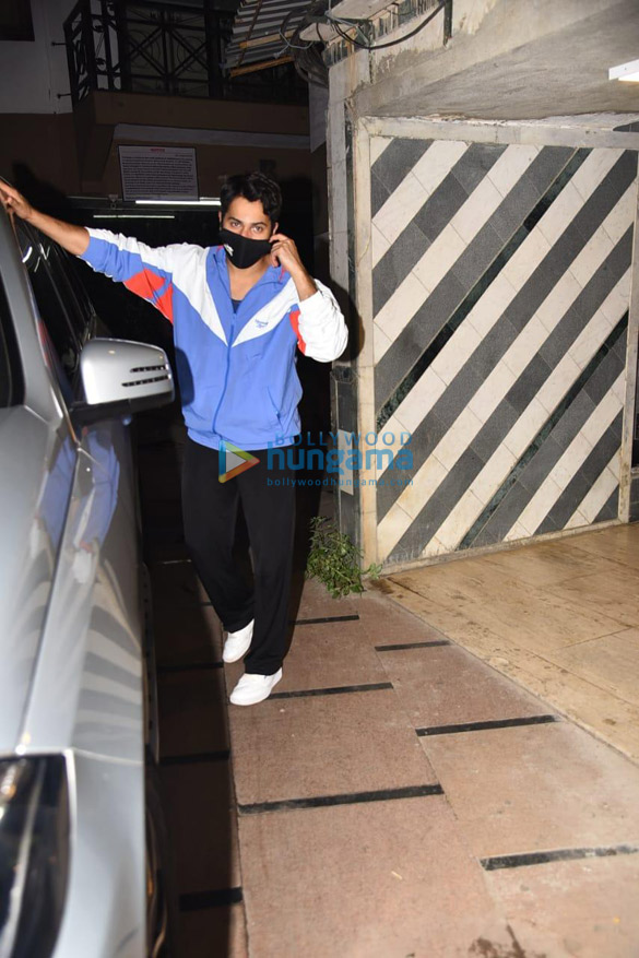 photos varun dhawan snapped at the gym in juhu 65 4