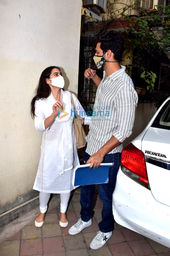 photos vicky kaushal and sara ali khan snapped in juhu 4