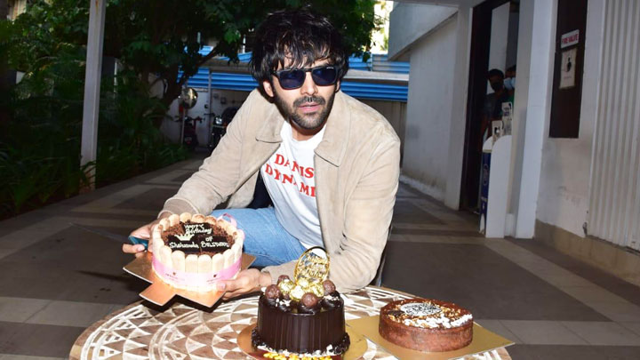 Spotted: Kartik Aaryan celebrating his Birthday at his residence