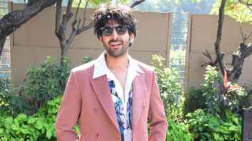 Spotted: Kartik Aaryan promoting Dhamaka outside Taj Lands End in Bandra, Mumbai