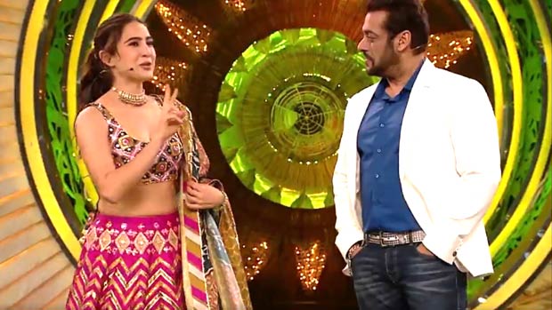 Bigg Boss 15 Sara Ali Khan plays 'knock Knock' joke with Salman Khan; dances with Raveena Tandon