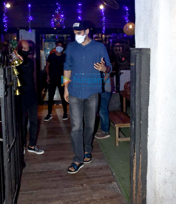 photos aditya roy kapur snapped at hakims aalim salon 2 2