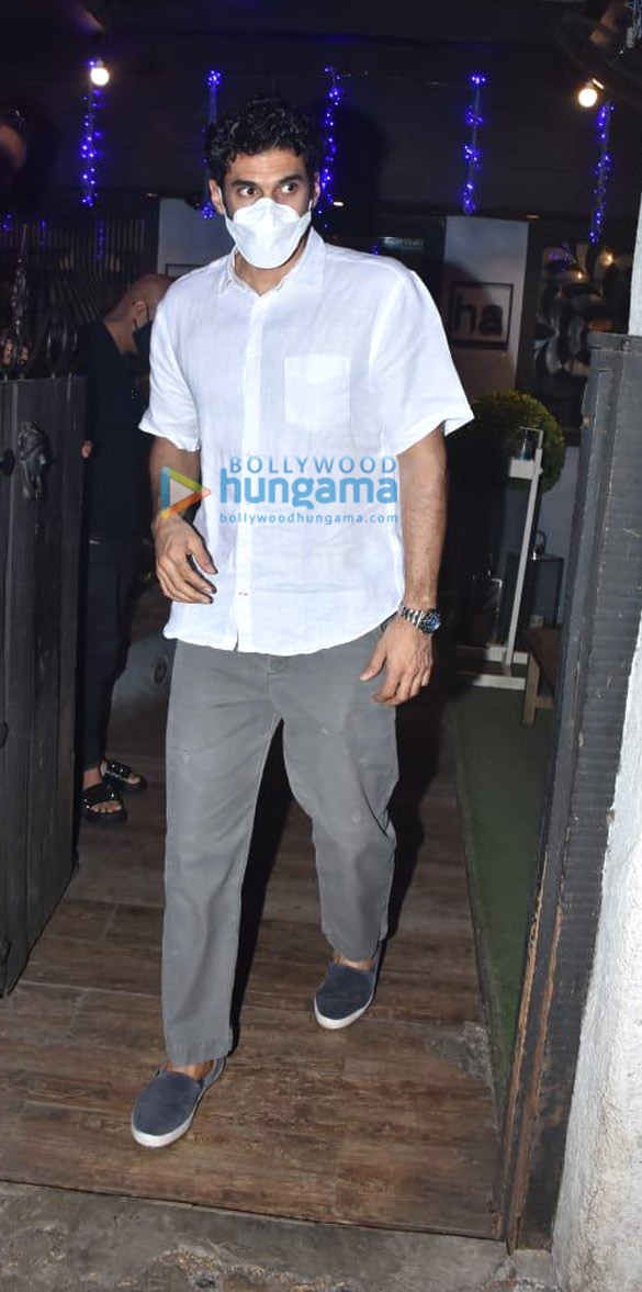 Photos: Aditya Roy Kapur snapped at Hakim’s Aalim salon Photos: Aditya Roy Kapur snapped at Hakim’s Aalim salon