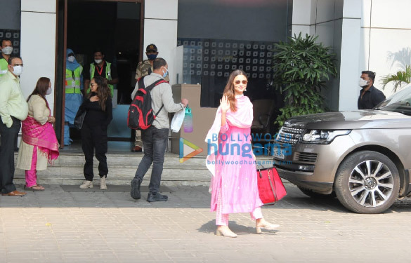 photos akshay kumar sara ali khan aanand l rai and alia bhatt spotted at kalina airport 3