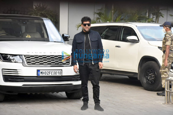 photos akshay kumar sara ali khan aanand l rai and others spotted at kalina airport 1 2