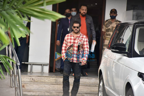 photos akshay kumar sara ali khan aanand l rai and others spotted at kalina airport 2 2