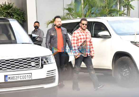 photos akshay kumar sara ali khan aanand l rai and others spotted at kalina airport 3