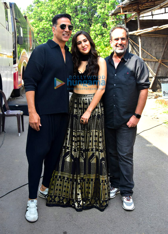 photos akshay kumar sara ali khan and aanand l rai snapped promoting atrangi re on the sets of the kapil sharma show 1