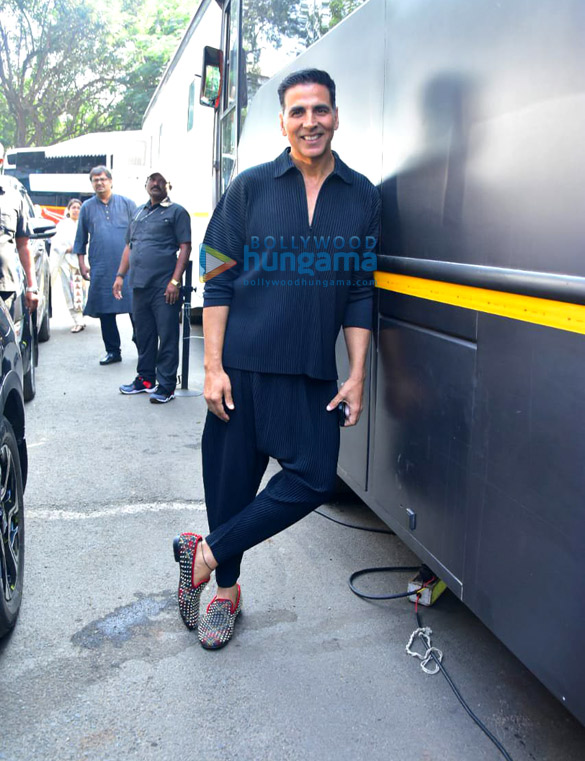 photos akshay kumar sara ali khan and aanand l rai snapped promoting atrangi re on the sets of the kapil sharma show 3