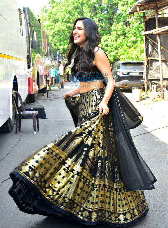 photos akshay kumar sara ali khan and aanand l rai snapped promoting atrangi re on the sets of the kapil sharma show 6