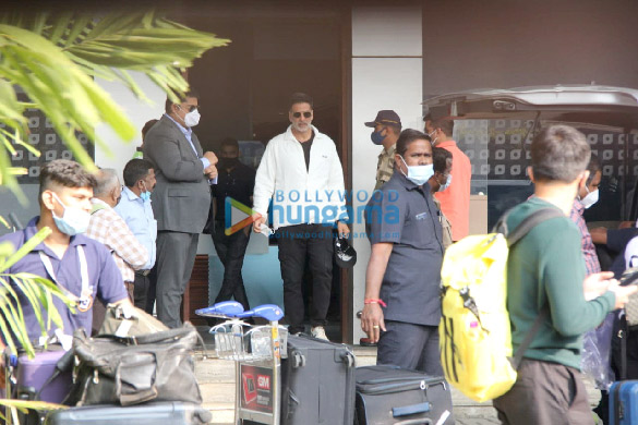 photos akshay kumar sara ali khan and aanand l rai spotted at kalina airport 1