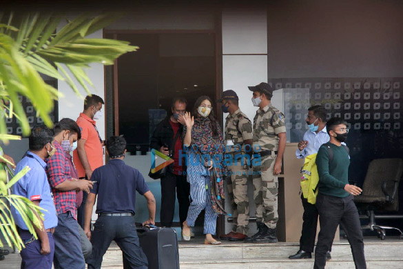 photos akshay kumar sara ali khan and aanand l rai spotted at kalina airport 2