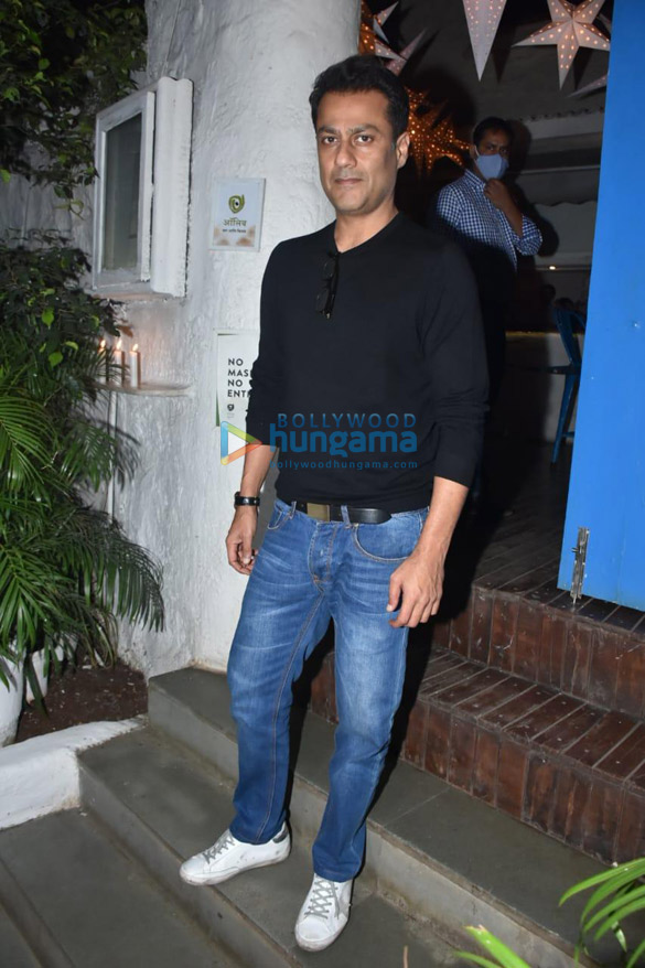 photos hrithik roshan vaani kapoor abhishek kapoor and pragya kapoor snapped at olive bar in khar 4