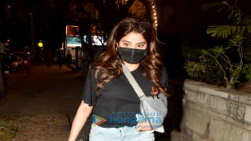 Photos: Janhvi Kapoor snapped at a clinic in Santacruz