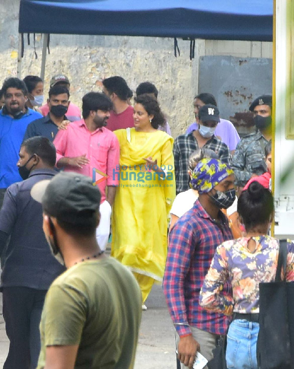 photos kangana ranaut and avneet kaur snapped post shoot in the city 3