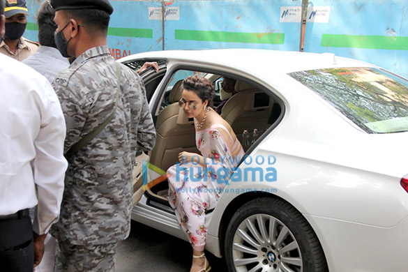 photos kangana ranaut spotted outside khar police station 4