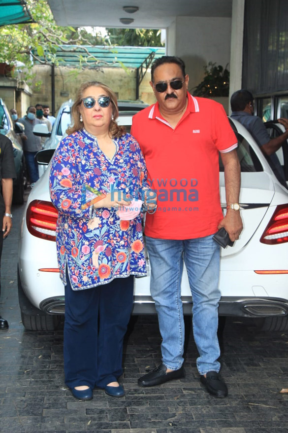 photos kareena kapoor khan saif ali khan and family arrive for annual kapoor house christmas lunch1 3