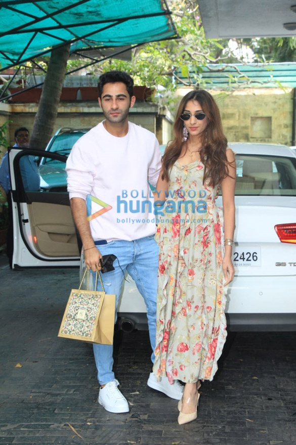 photos kareena kapoor khan saif ali khan and family arrive for annual kapoor house christmas lunch1 4