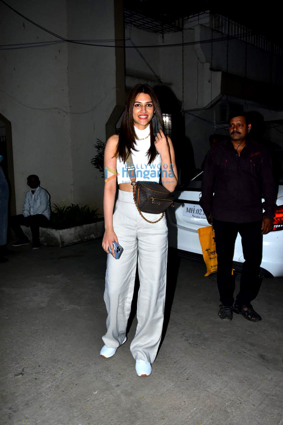 photos kriti sanon snapped at a salon in juhu 3 4