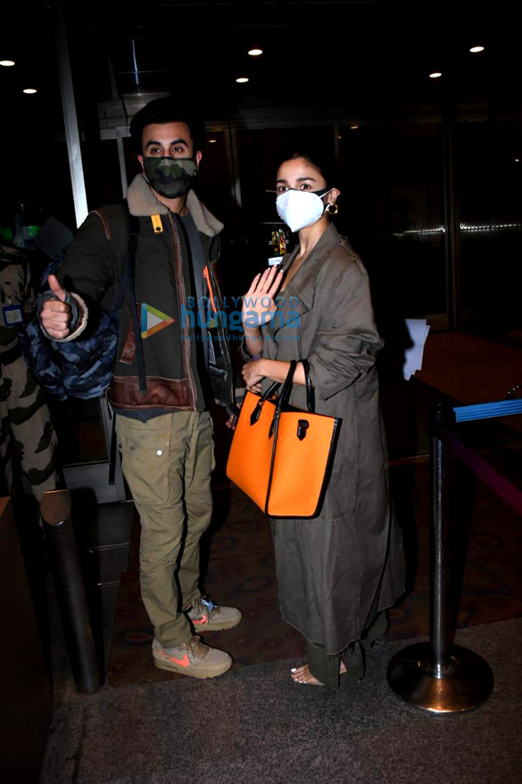 photos ranbir kapoor and alia bhatt spotted at the airport 1